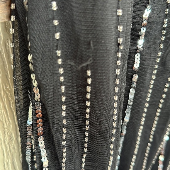 Pisarro Nights
Pisarro Nights Cold Shoulder Short Sleeve Gown Black/silver Sz 4 - Picture 12 of 13